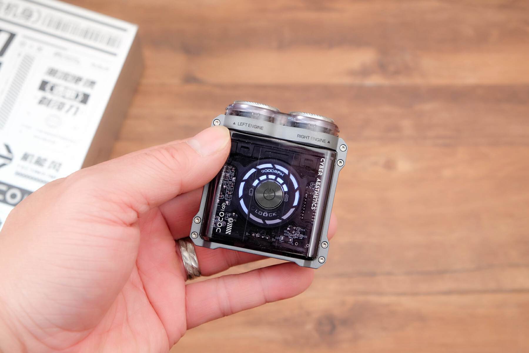 DOCO电动剃须刀体验：未来感透明机身，剃须也能成为潮酷仪式感