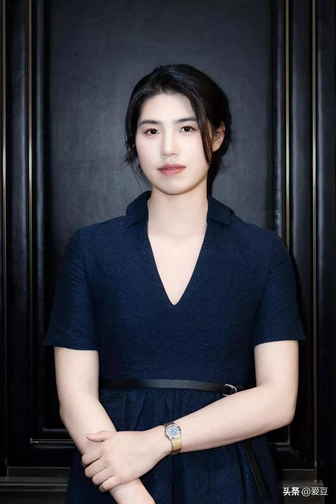 张雨霏最新美照来袭,扎低丸子头美翻天,笑容明媚温婉恬淡