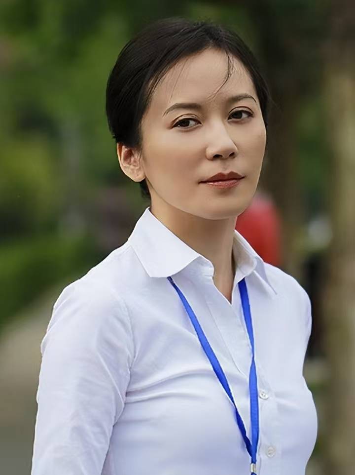 不老神话!53岁俞飞鸿颜值回春,岁月似乎在她脸上停了步