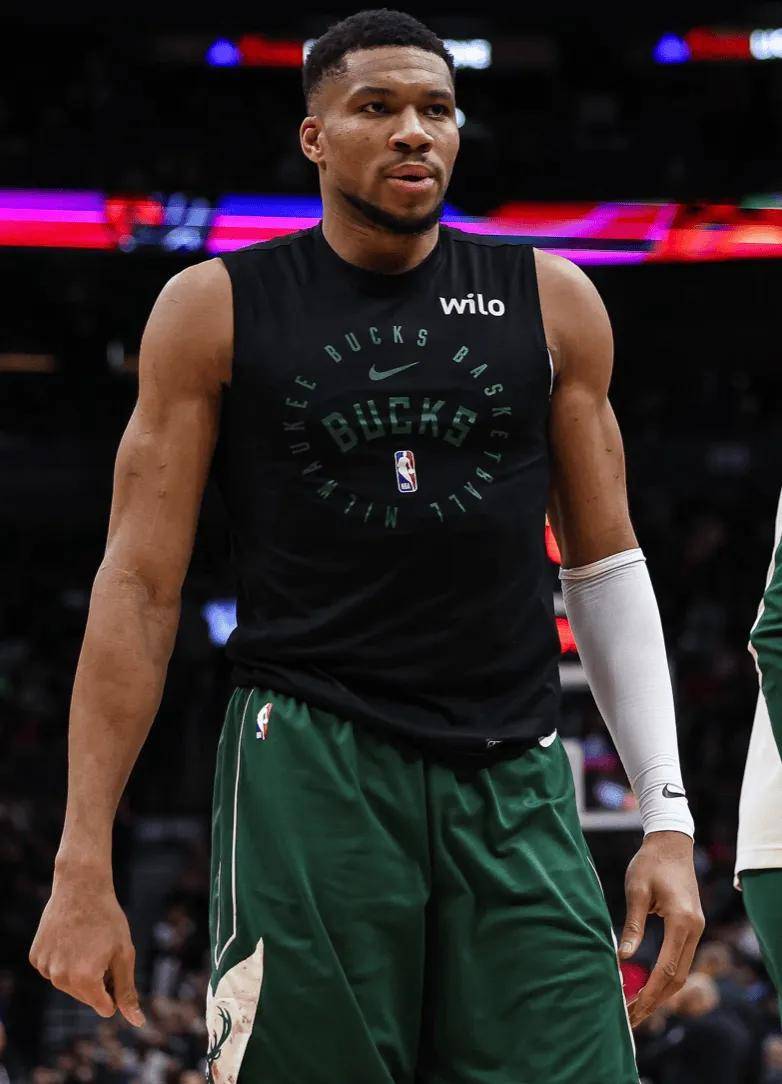 全明星票王!字母哥晒赛场照:感谢磨砺的过程