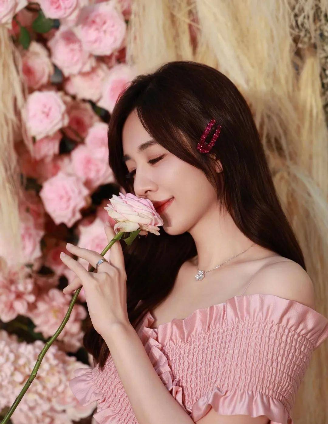 王晓晨发文秀恩爱晒与俞灏明恋爱天数男方妈妈给红包自称妈咪