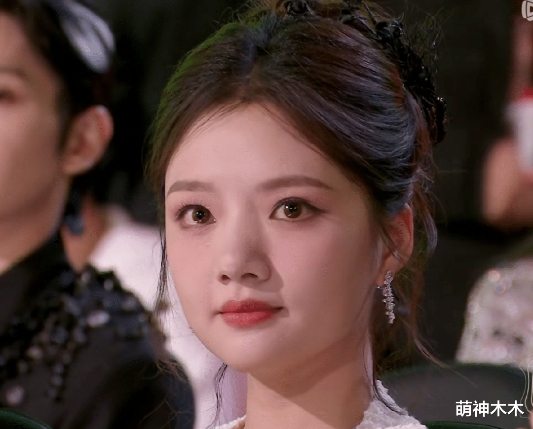 星光大赏内场名场面!赵丽颖避开冯绍峰,坐张颂文身边一脸尴尬