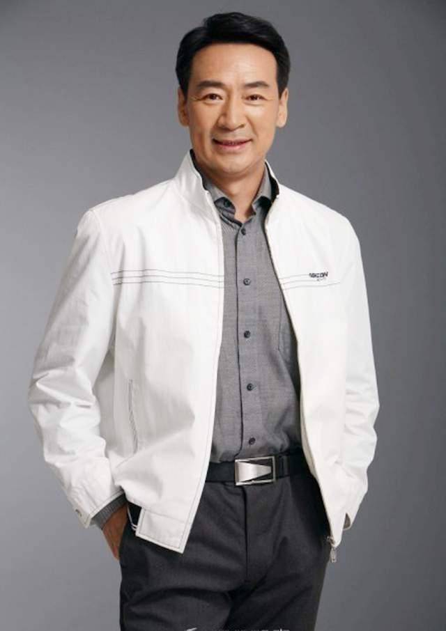 69岁寇振海现状:白发老态,儿子上高中,妻子风韵犹存