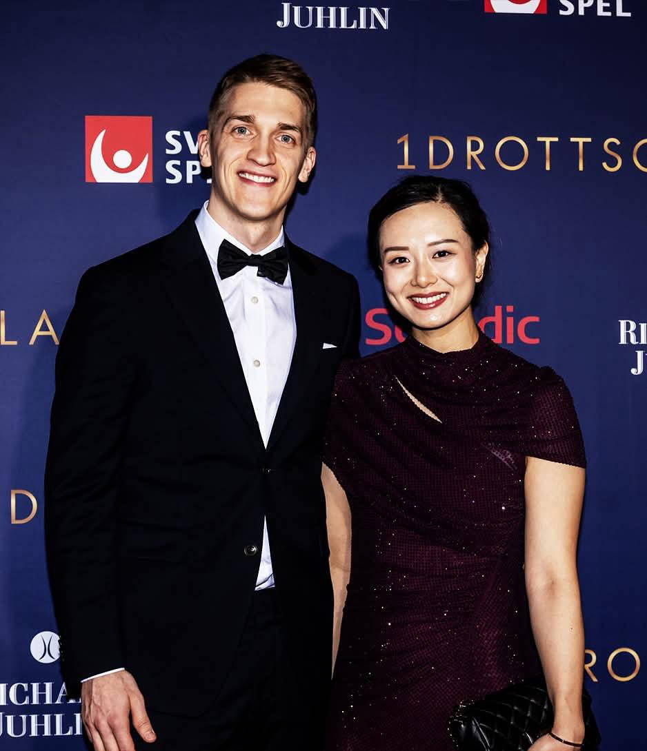 华裔乒乓球女神万远身着中式旗袍惊艳全场,与白人男友共映甜蜜风采_安东_卡尔伯格_法兰克福