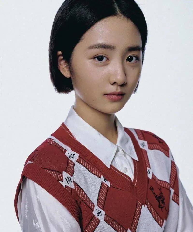 黄多多晒出近照身材纤细,五官精致落落大方