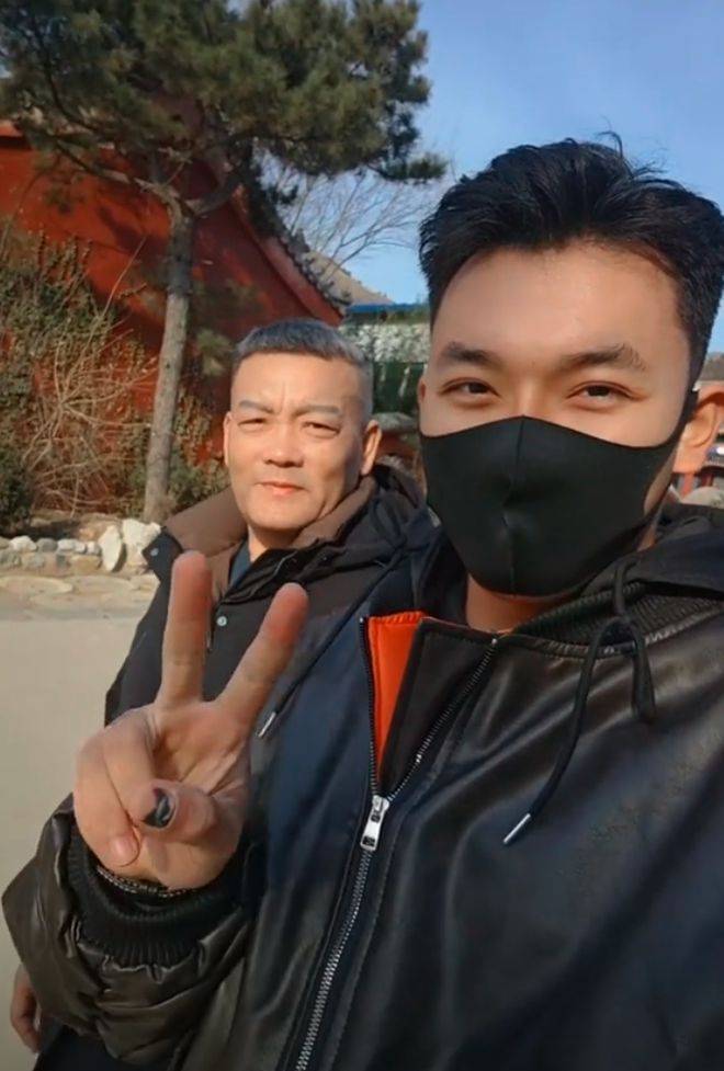 杨泽琪回应为何没剃光头,称和王星是一个办公室,谈20多天遭遇!_园区_经历_网友