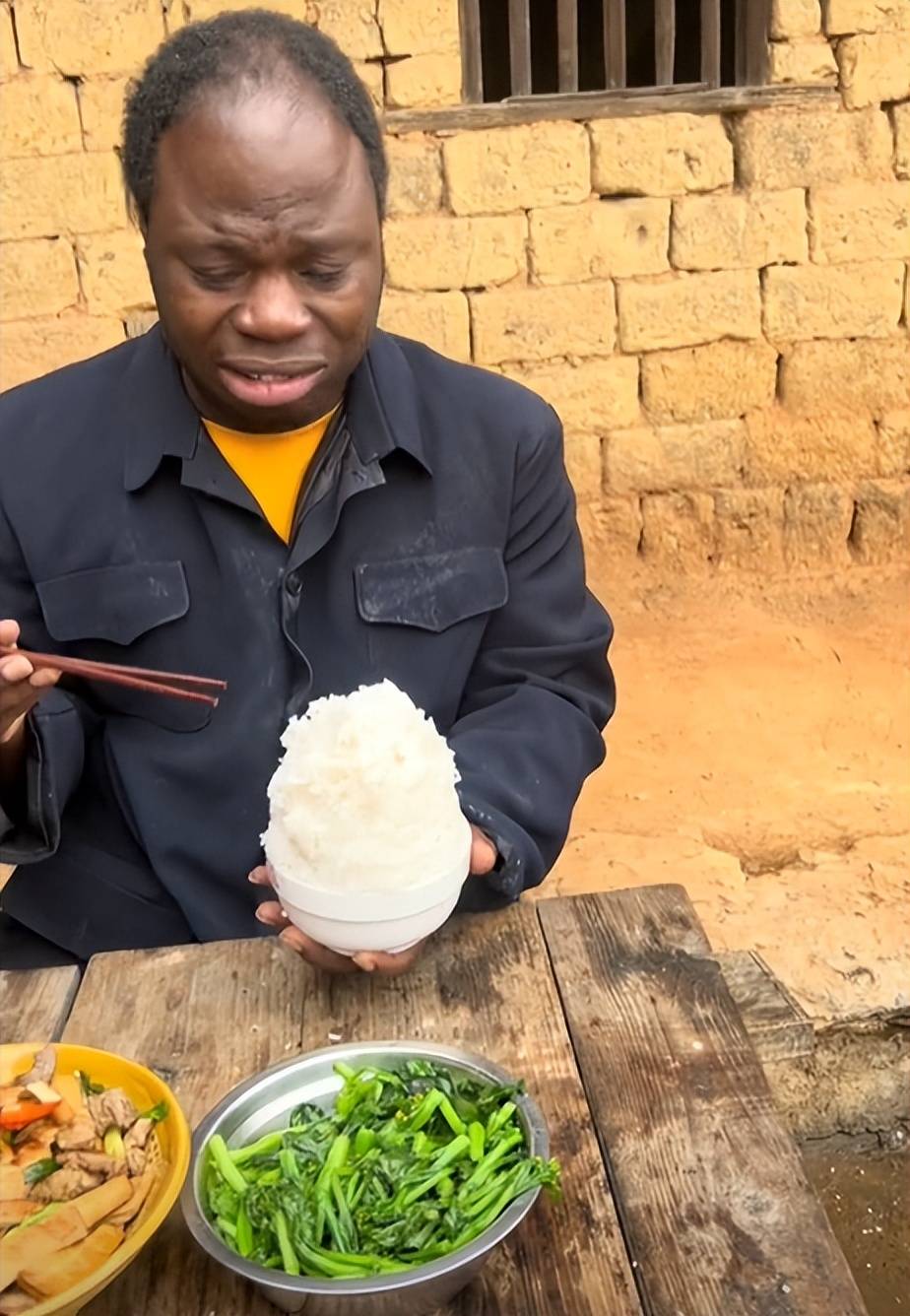 非洲黑人小伙娶湖南姑娘,定居湖南农村拍视频,吸粉近180万