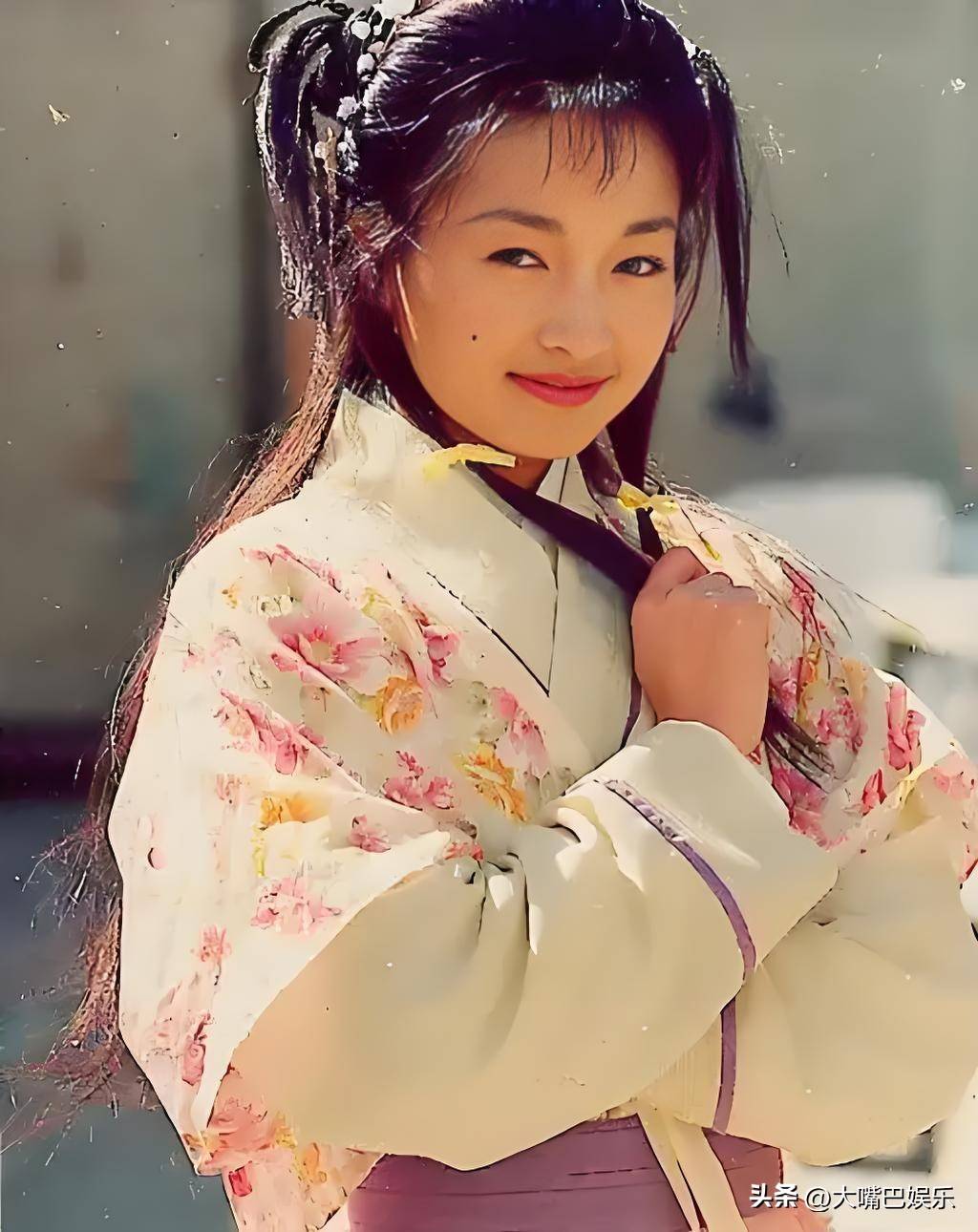 除此之外,郭襄的颜值在剧中也是一大看点,彼时的李绮红,在百花争艳的