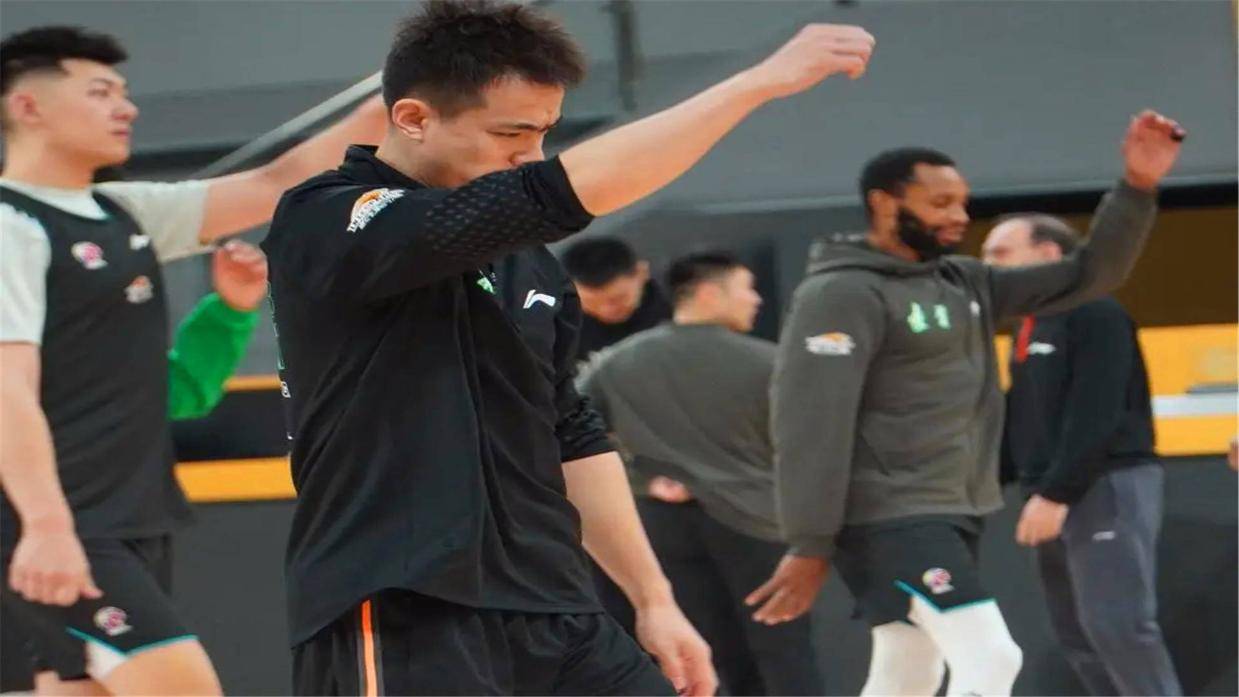 前NBA大中锋离队！输广厦第二天，赵继伟低迷原因曝光，名记一针见血