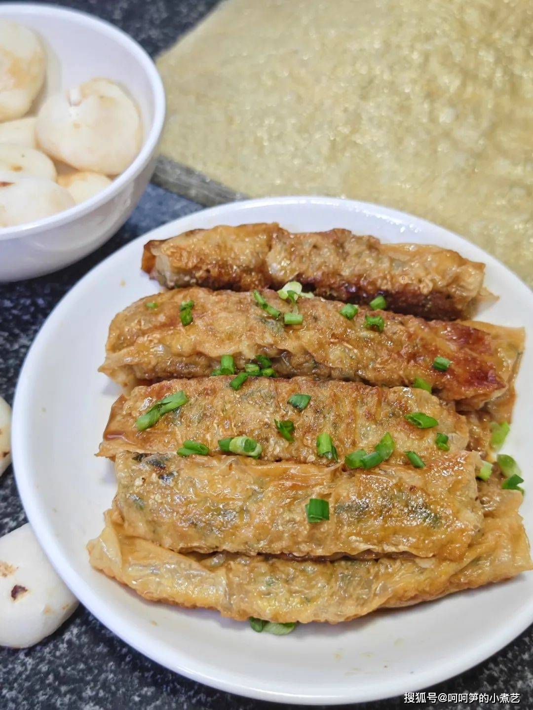 豆腐衣包肉看起来和百叶结包肉非常像都是豆制品将肉包裹起来