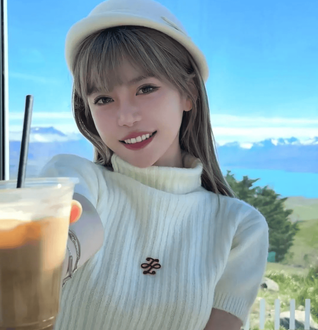 周淑怡官宣9号新平台消息首秀,身穿黑丝大跳热舞,网友:这是要当擦边