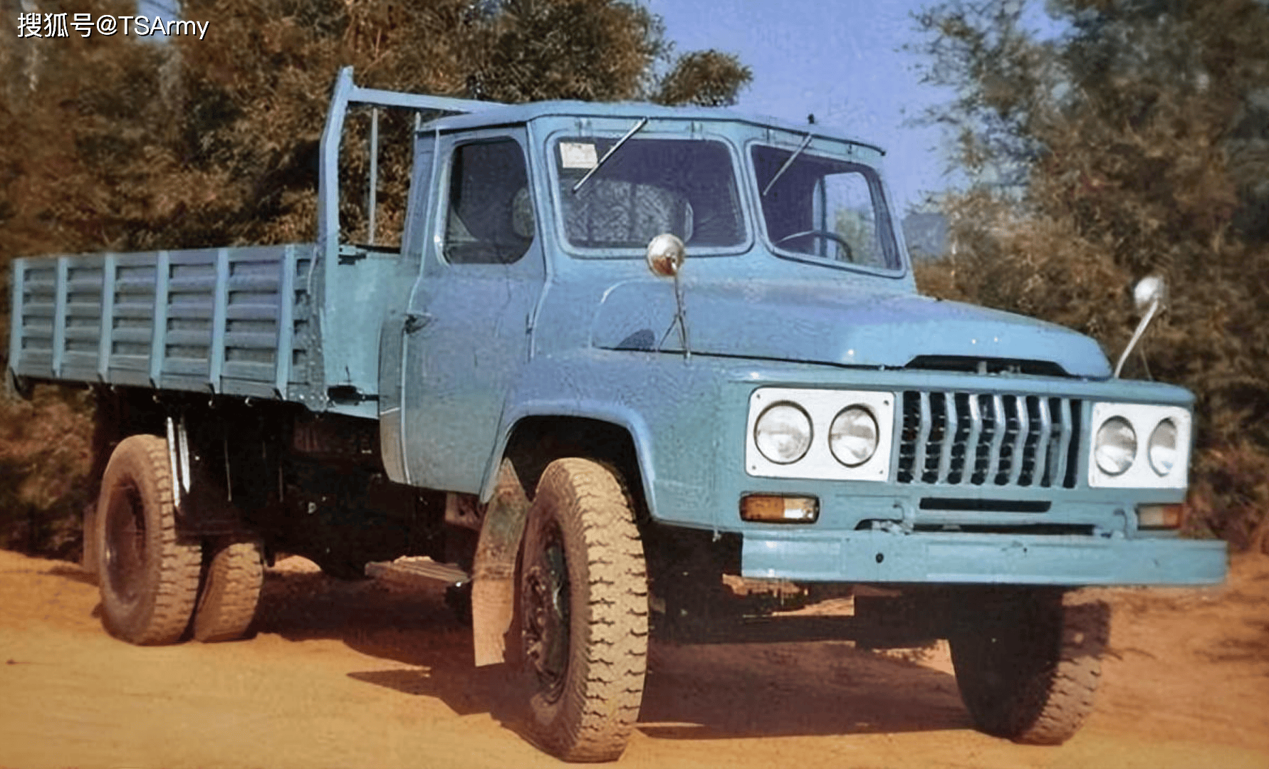 从七十年代一直生产到21世纪初期,而且该型卡车还分为商用型和军用型