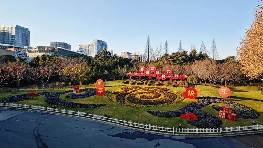 普陀区公园：蛇年新春的喜庆乐园