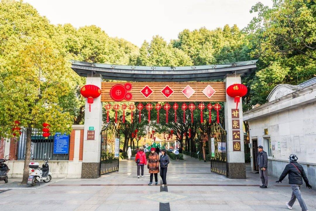 普陀区公园：蛇年新春的喜庆乐园