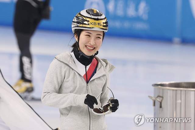 2025哈尔滨亚冬会：韩女队短道速滑选手间的竞争与友谊 崔敏静和金桔里：2025哈尔滨亚冬会的韩方短道速滑焦点组合