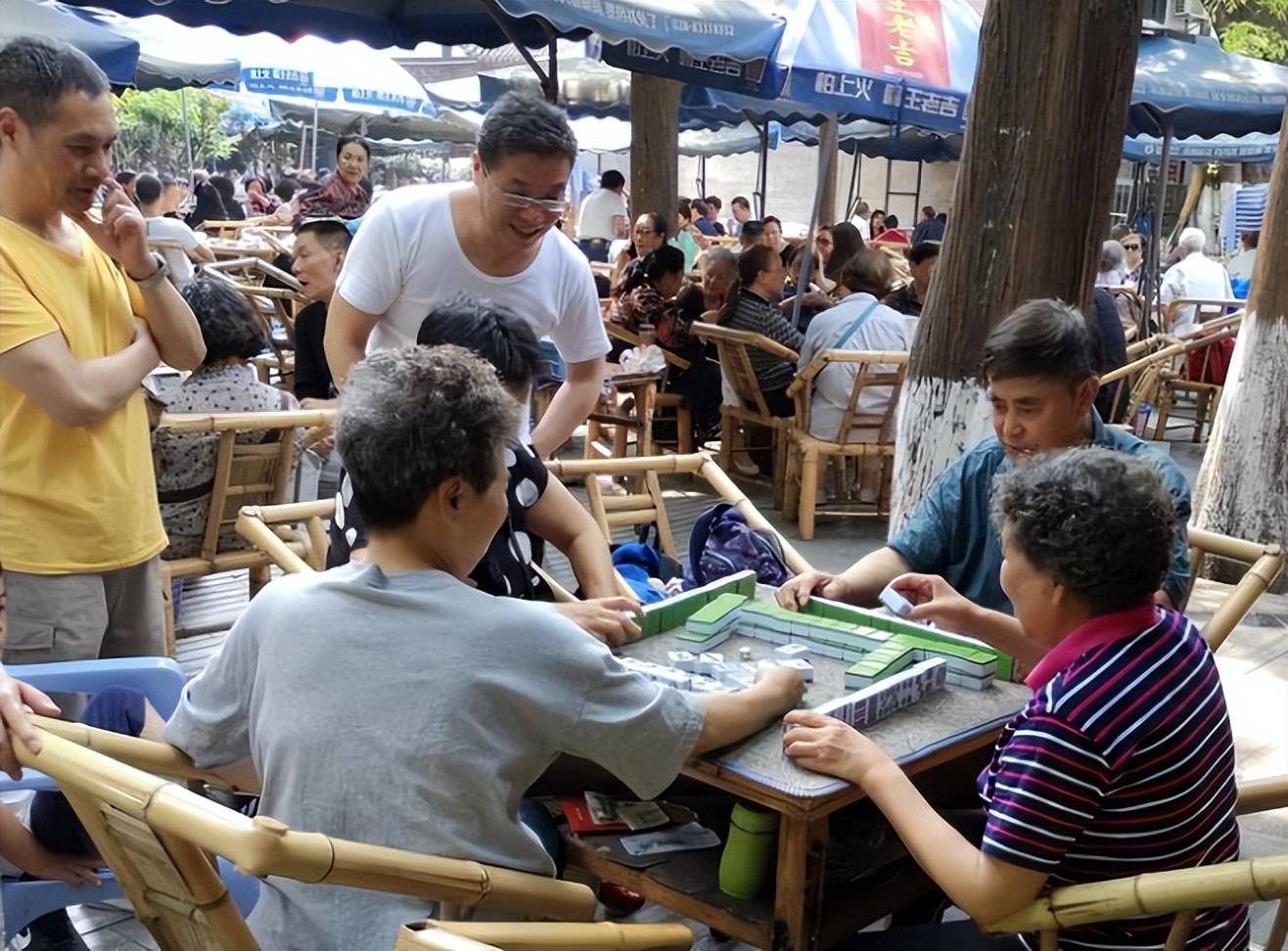 川渝地区麻将馆天天爆满,座无虚席,整天坐在里面的人靠啥谋生?