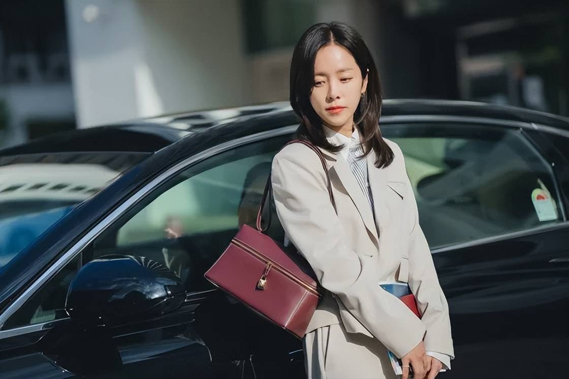 韩国知名女星新剧获好评,职场女强人“浪漫史”剧情高能 插图3 韩国知名女星新剧获好评,职场女强人“浪漫史”剧情高能 插图3