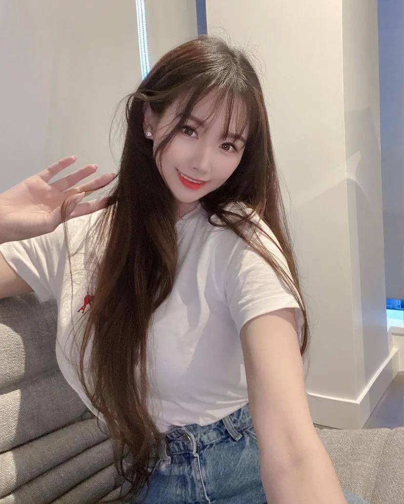 韩国当红女主播,面容精致,婀娜多姿!