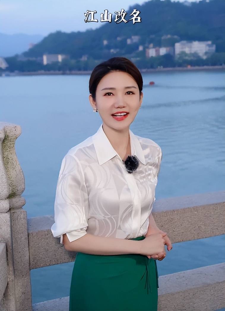 央视主持龙洋,是湘妹子,曾曝择偶标准,高到撒贝宁吐槽,现如何