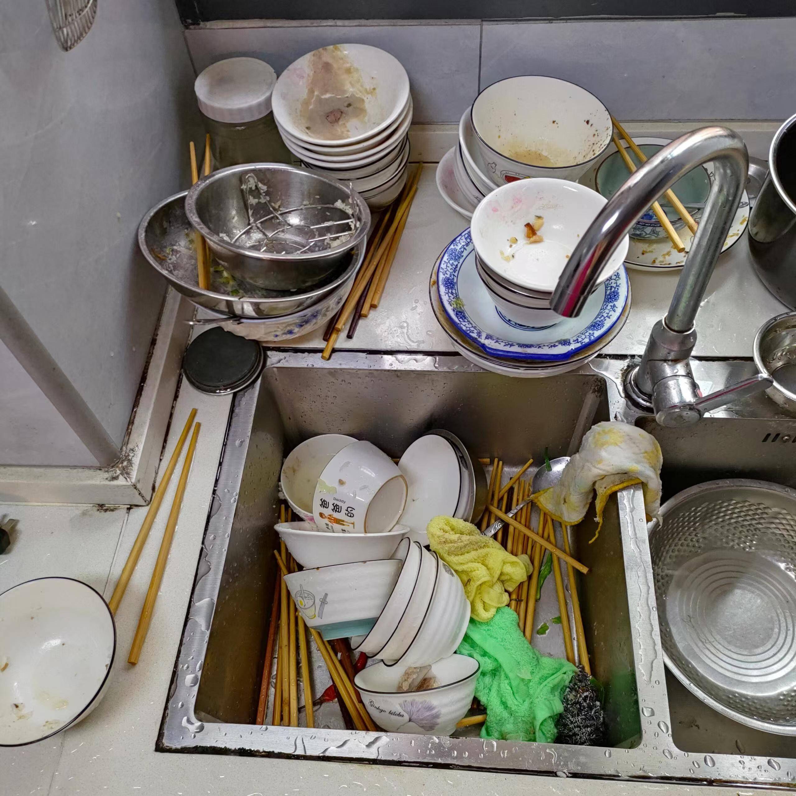 一人洗碗,全家致癌?五个洗碗坏习惯赶紧改掉,很多家庭还在做!