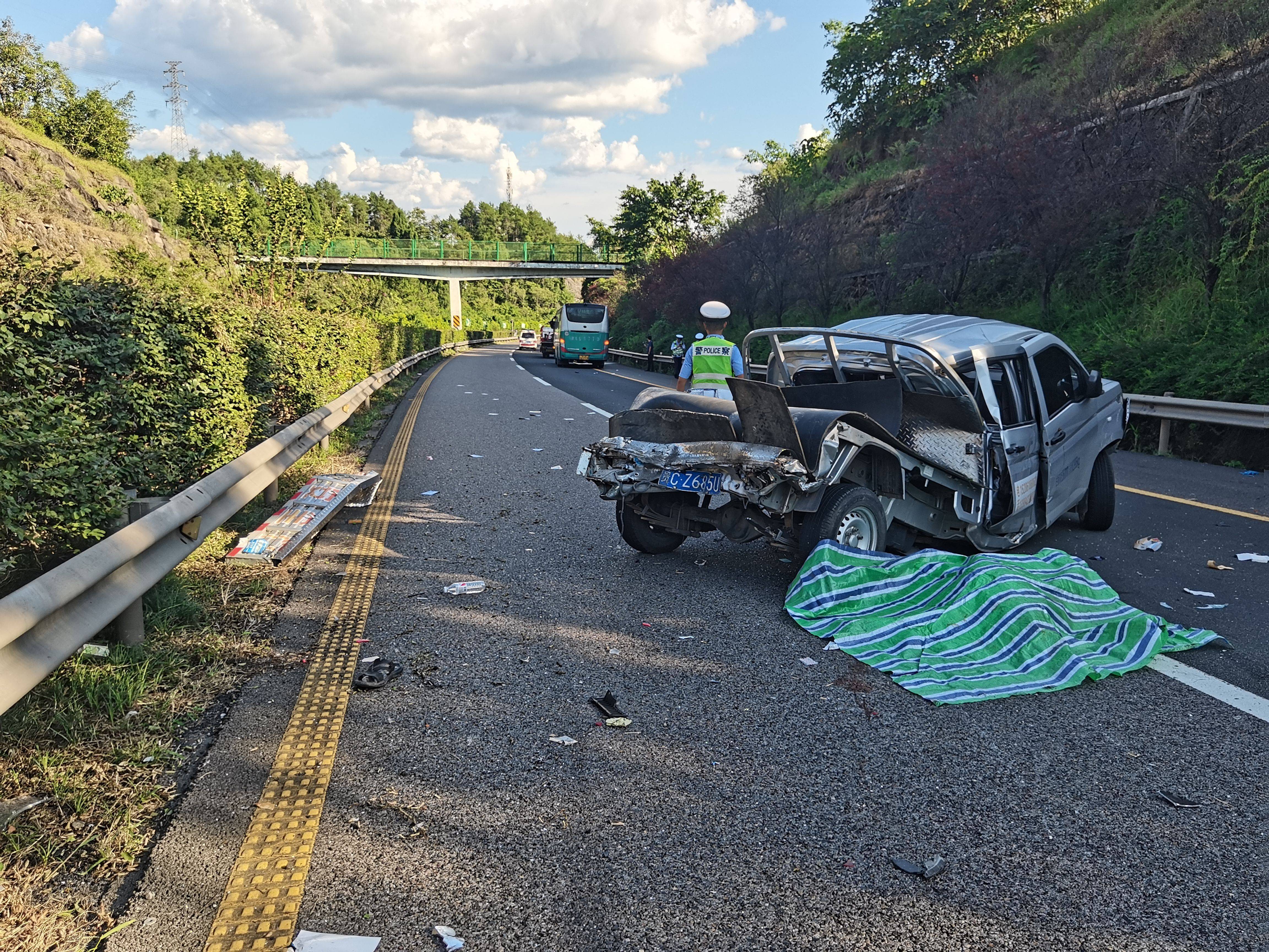 图2 渝ag0***大型普通客车事故现场图图1 事故现场全景图2024年8月1日