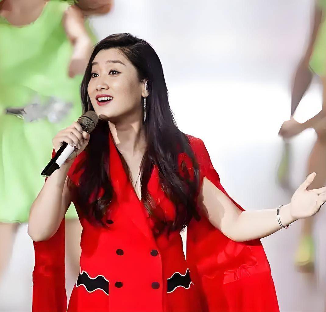 凤凰传奇上春晚引热议!主唱玲花是幸福的漂亮妈妈