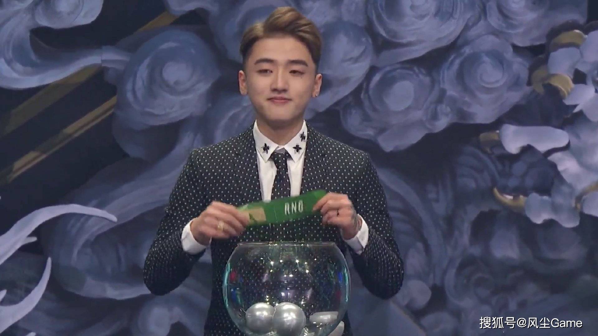 lpl选手穿黑丝女仆装,陪粉丝过情人节_icon_直播_女装