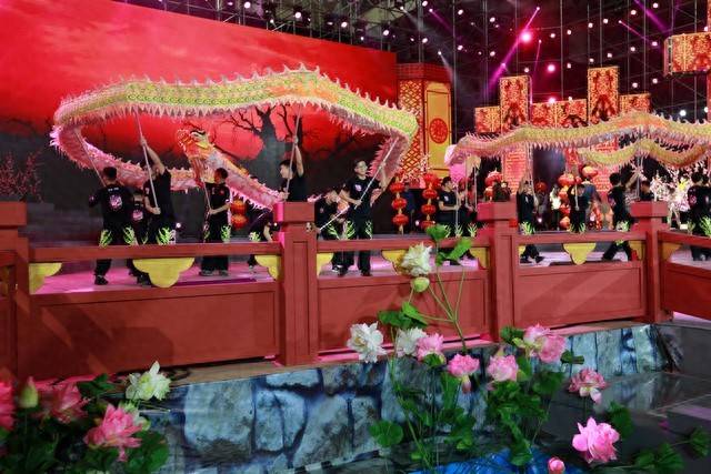 央视蛇年元宵晚会：主持人阵容稳定，节目呈现五大特点
