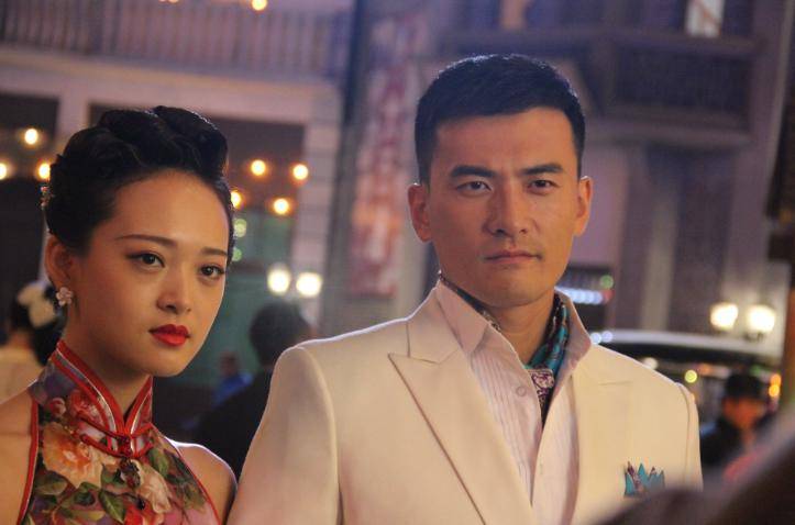 大学毕业之后,赫子铭进了重庆电视台主持综艺节目,站在舞台上的他