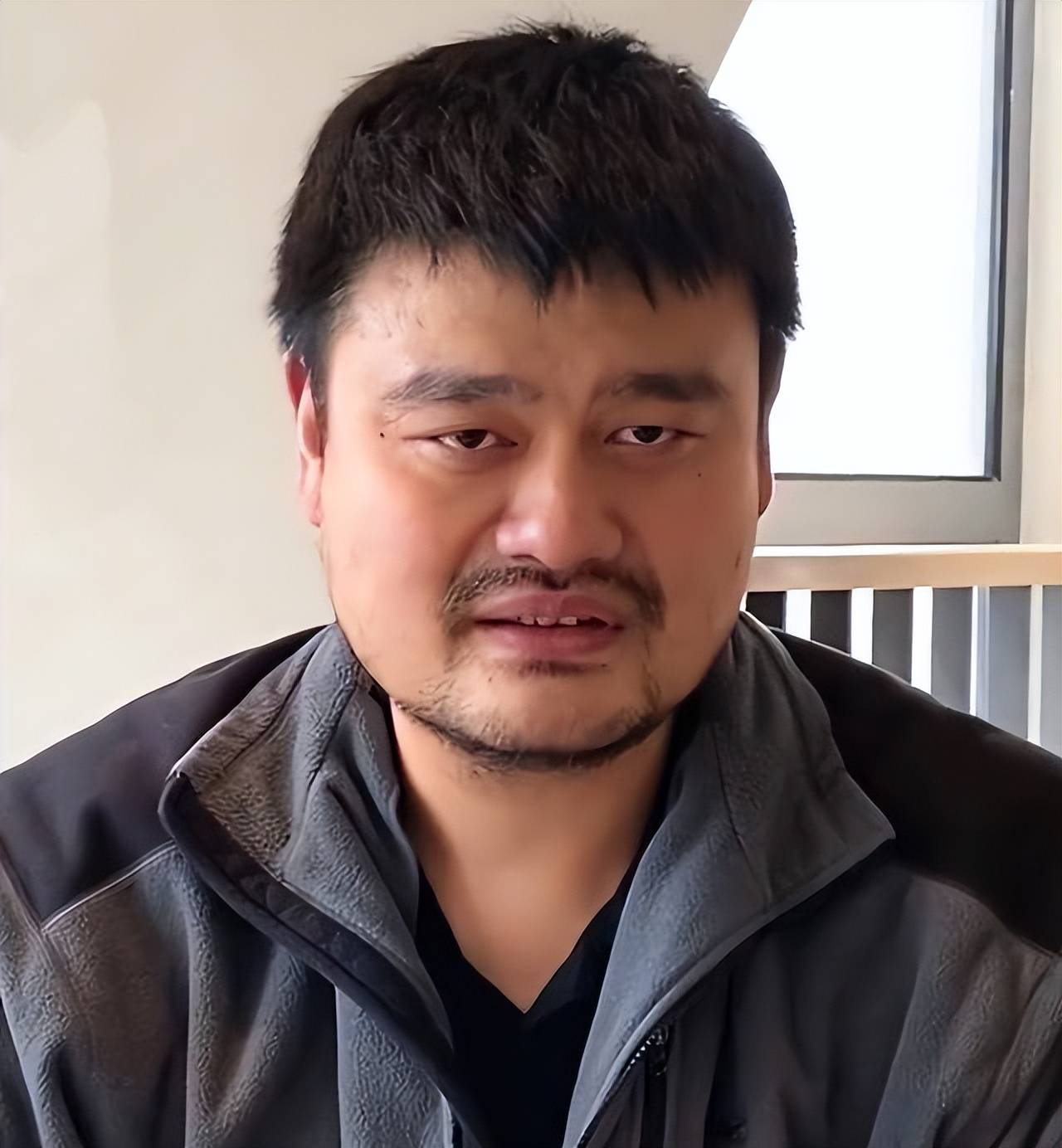 姚明现身美国,严重发福胖成普通人,身后张兆旭提着行李像保镖