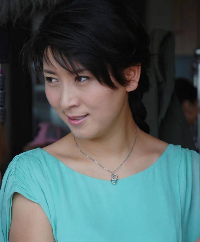 原来闫学晶的儿子就是他,也是演员,戏里戏外都是母子俩,没认出