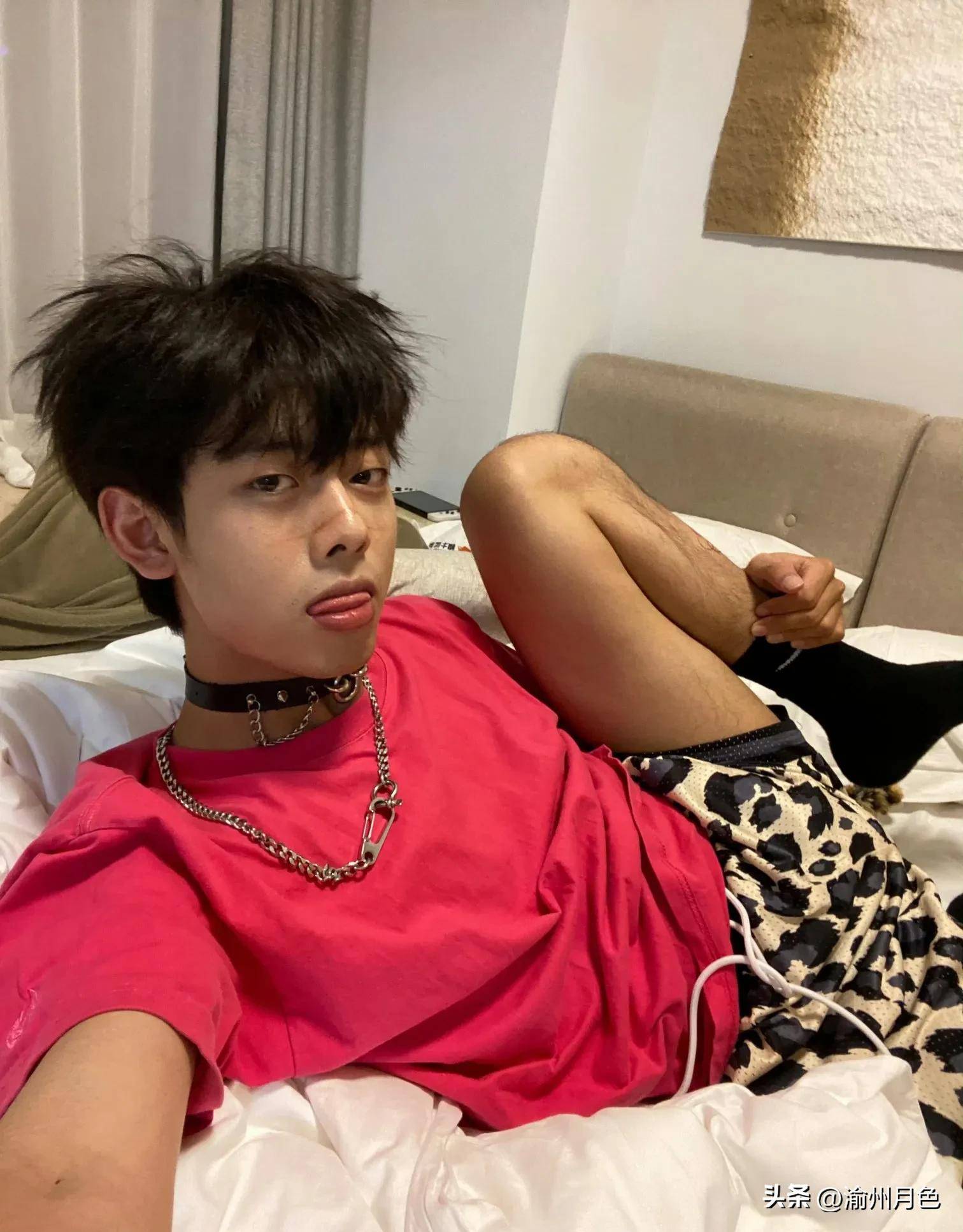 原创00后的白袜体育生碎片生活照像不像现实中的你