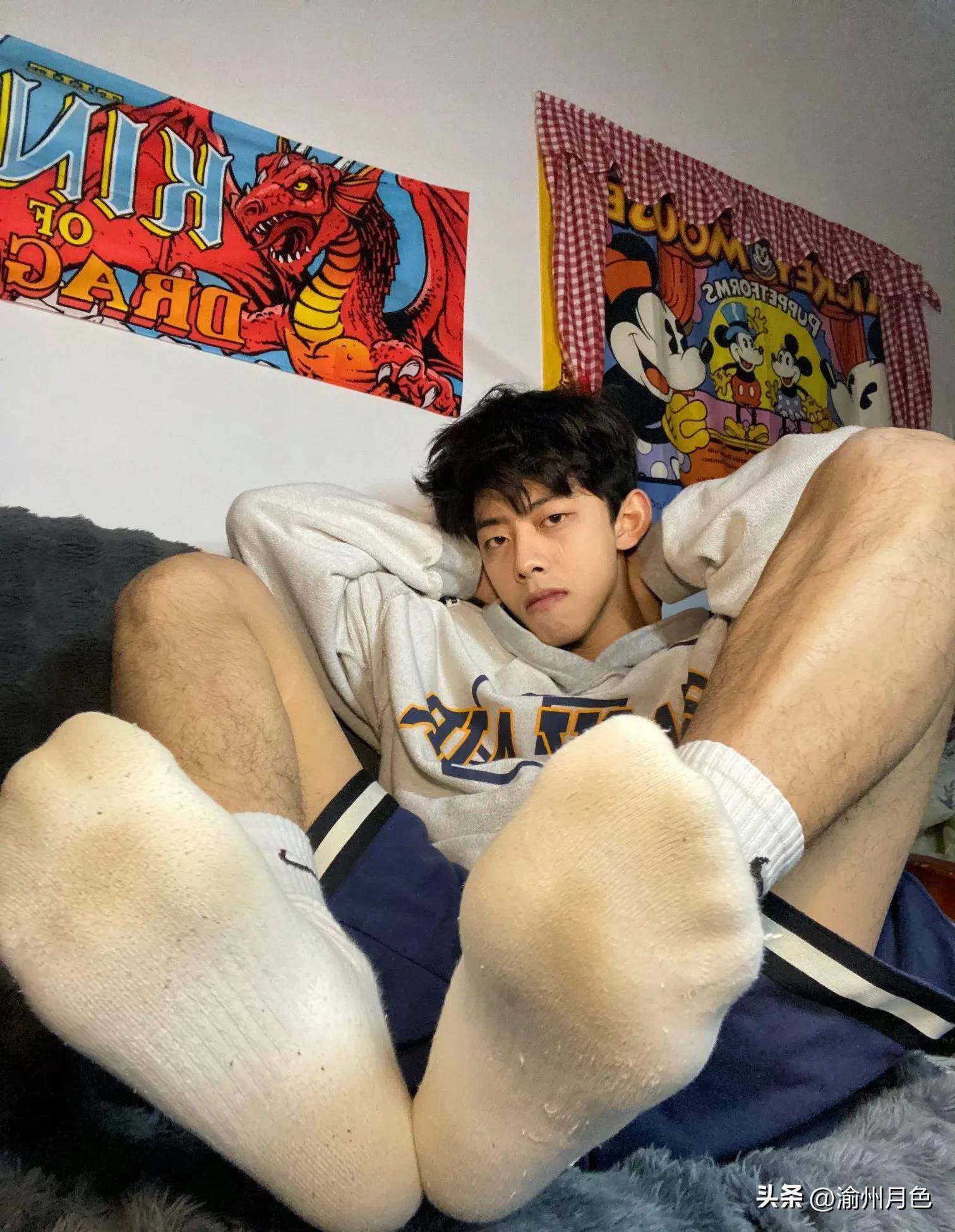 原创00后的白袜体育生碎片生活照像不像现实中的你