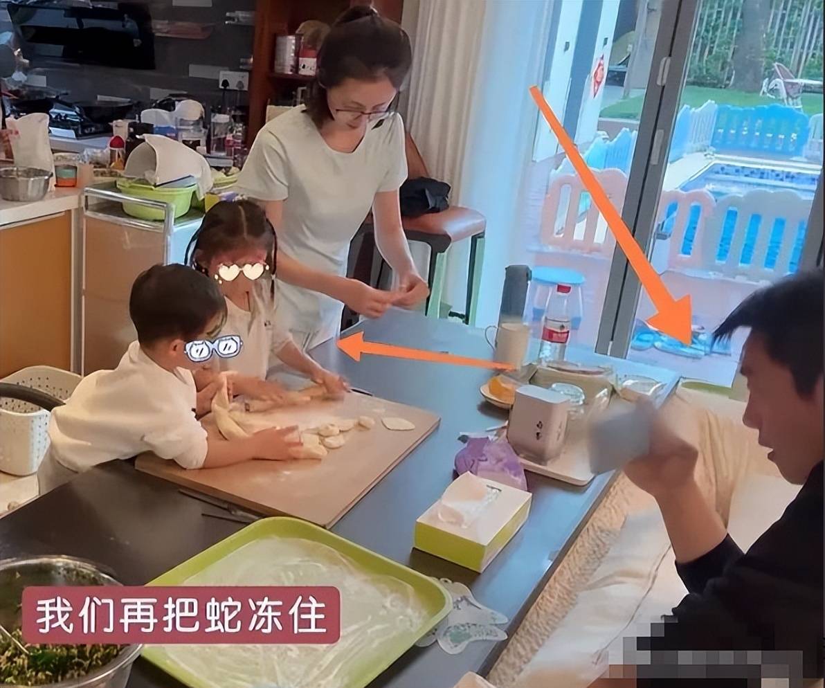 苗苗晒全家三亚度假照!郑恺带着儿子模仿猎豹,摘西瓜赶集好幸福