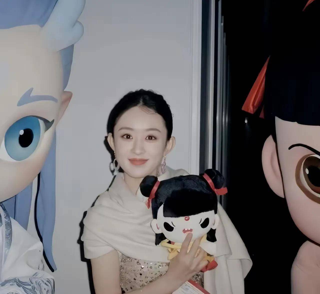 李现微博之夜拍赵丽颖还登上热搜,哈哈!有人醋坛子又打翻了