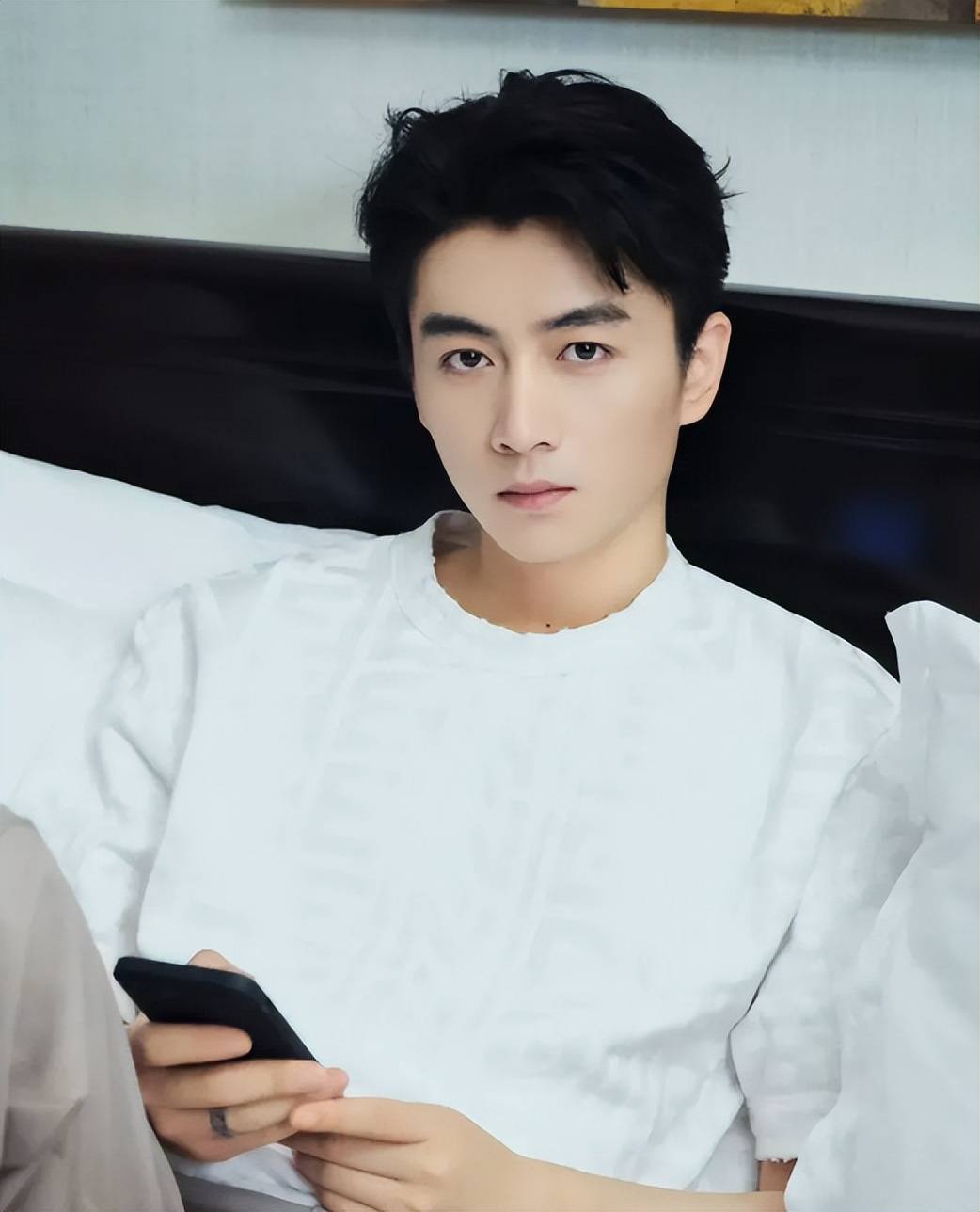 陈晓离婚后放飞自我,深夜买醉被友人搀扶出门,白衣黑裤帅到没边