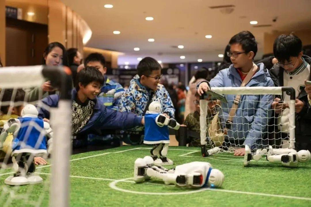 2025环梦·AI智能机器人科普展：上海站的科技盛宴，“2025环梦·AI智能机器人科普展”上海站即将开启，精彩先睹为快！