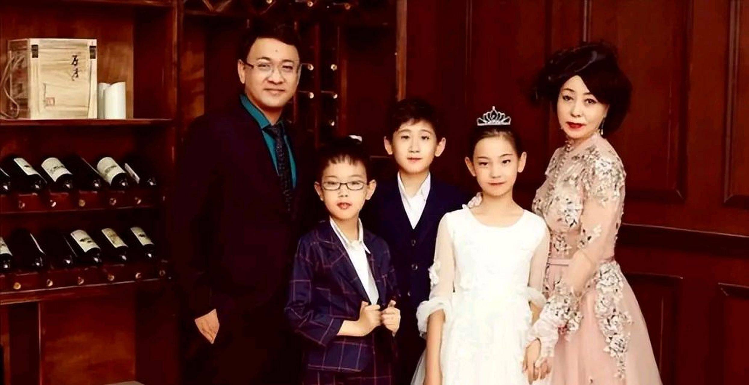 50岁富婆执意娶小19岁男友,婚后生下三胞胎,现在下场怎样了_李巧林_苏建军_工作