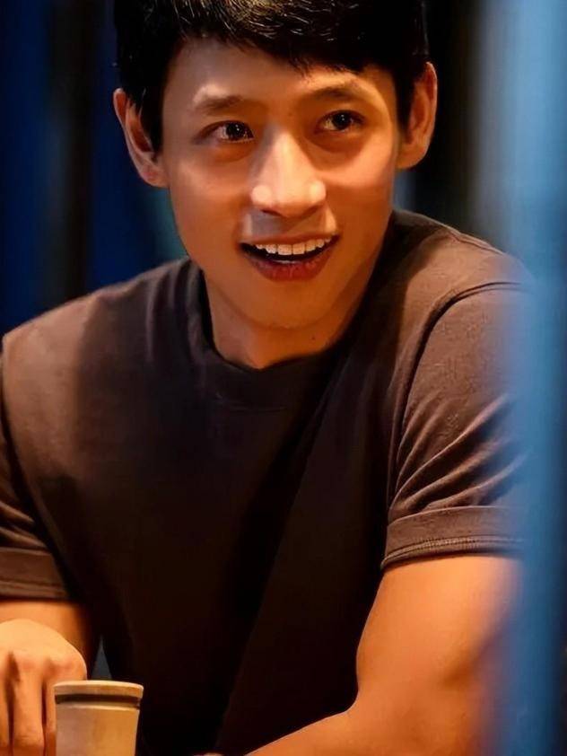 瘦成纸片人的男星文物脸筷子腿男明星太瘦了真的好看吗