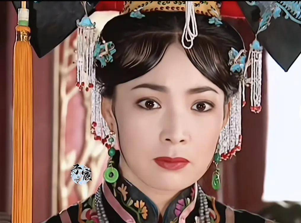 你能想象《还珠格格》里那个威严的皇后,小时候竟然是个爱穿花布衫,气