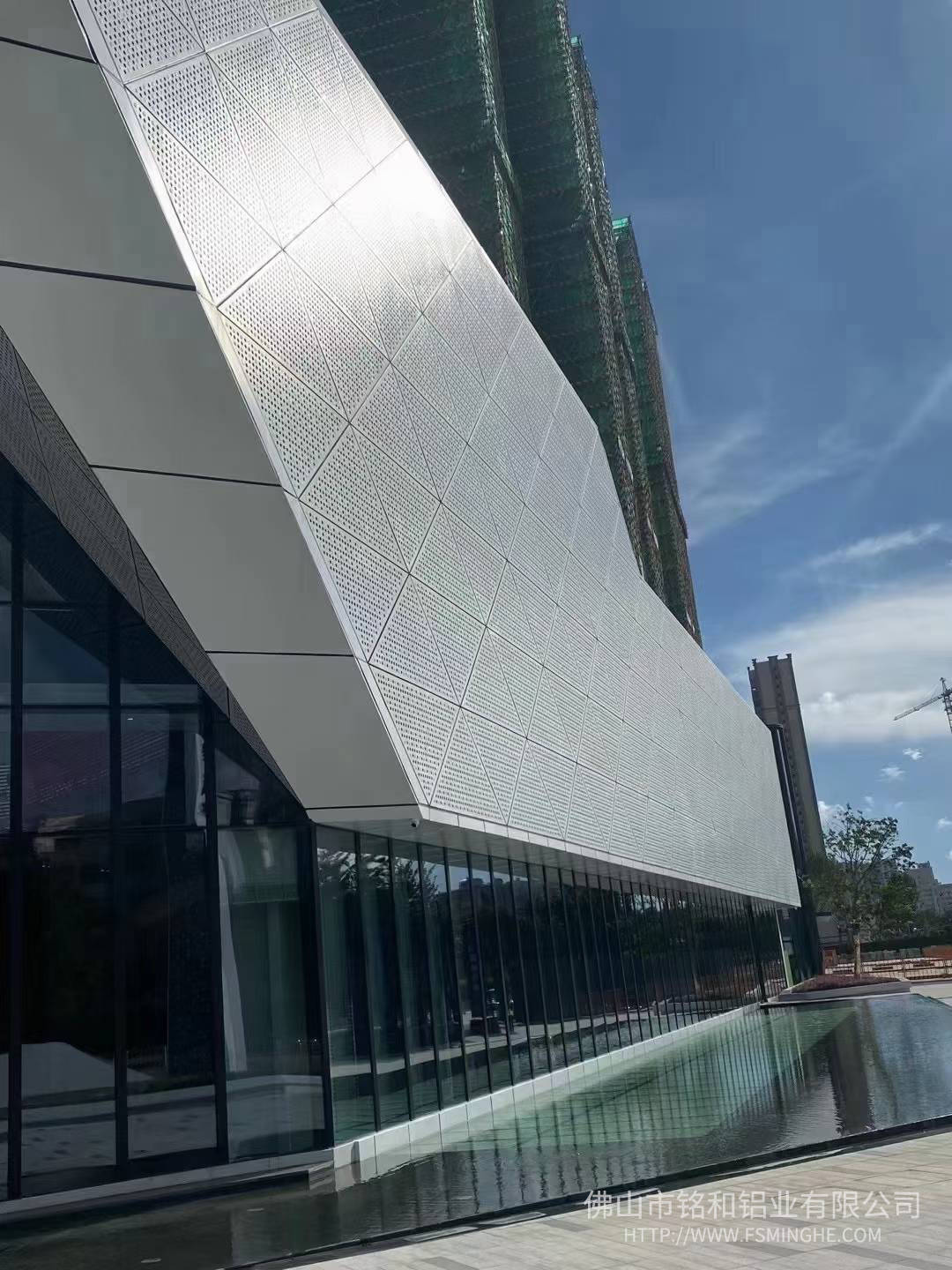 铝单板安装过程中如何避免出现拼接缝隙过大的情况?