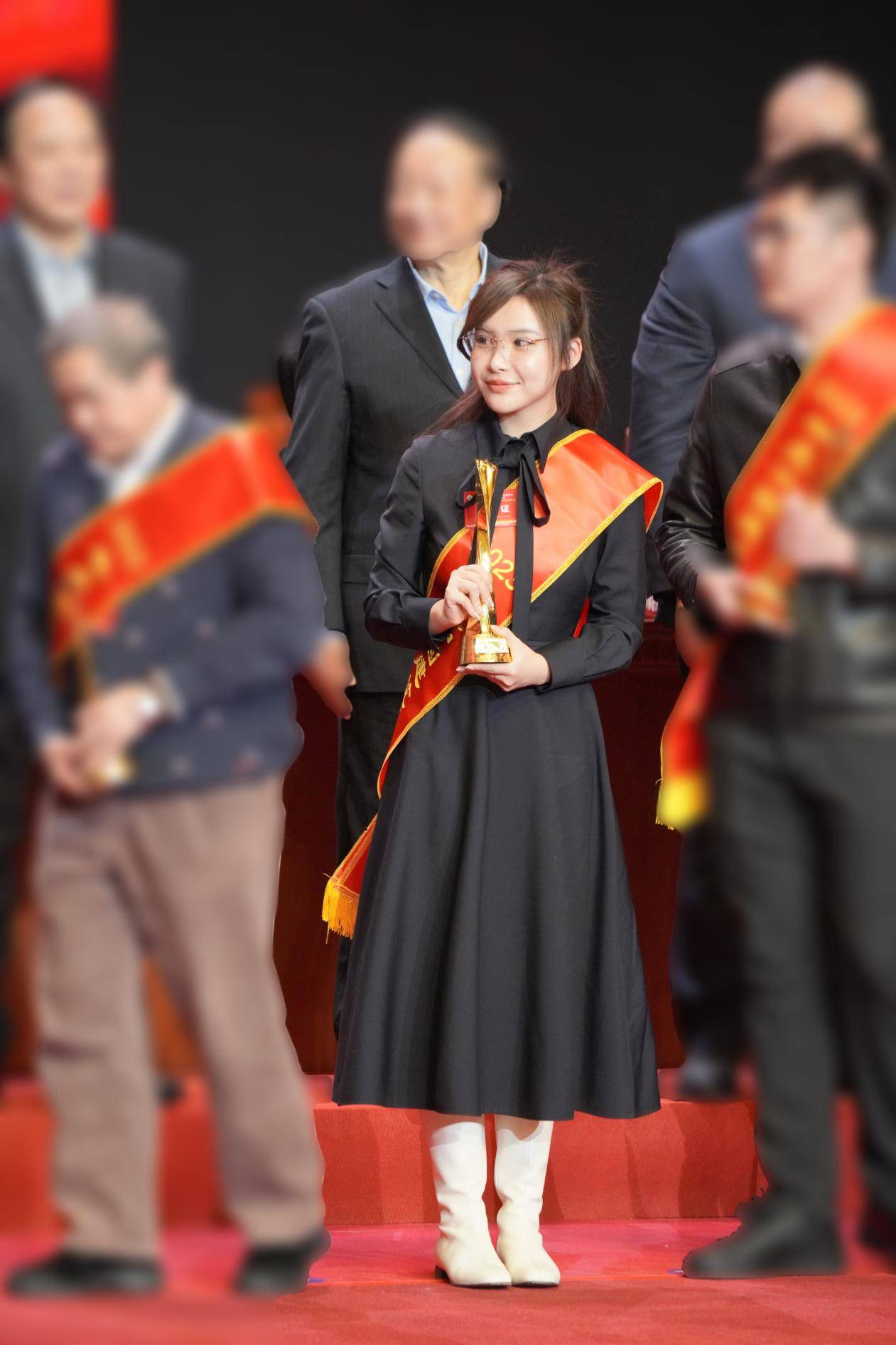 曹译文iris立足上海弘韬建设集团有限公司演绎女性继承者的璀璨创新