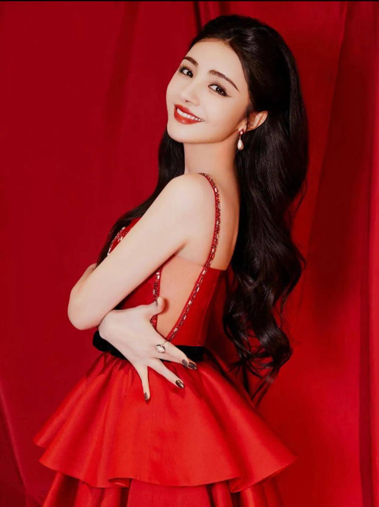 原创娱乐圈被称为新疆四美之一颜值与才华兼备的维吾尔族女星