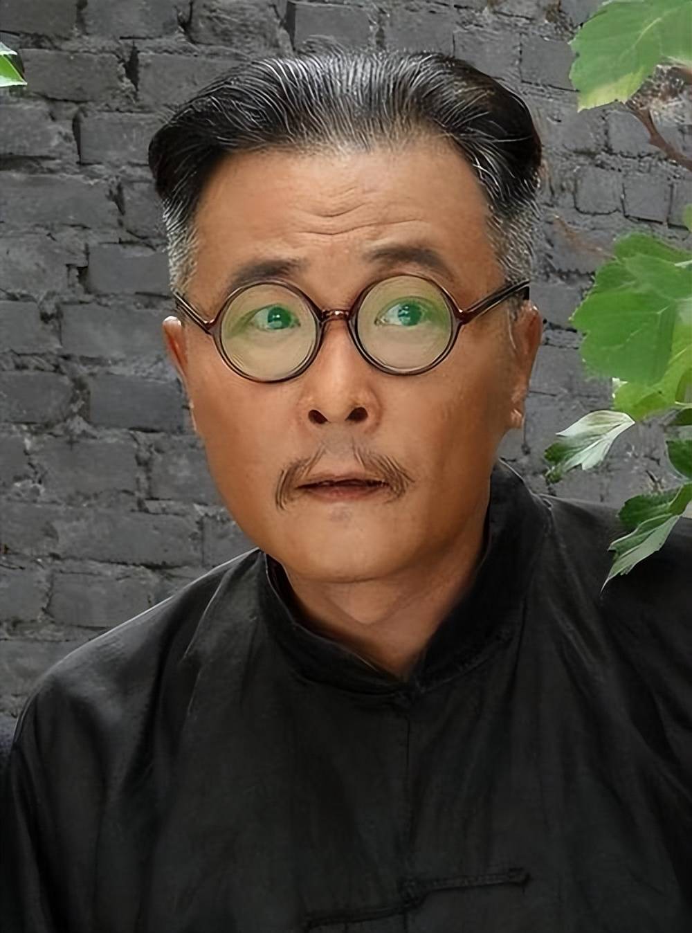 钱波:曾和妻子分居16年,一生无儿无女,现在将狗狗当成孩子去养