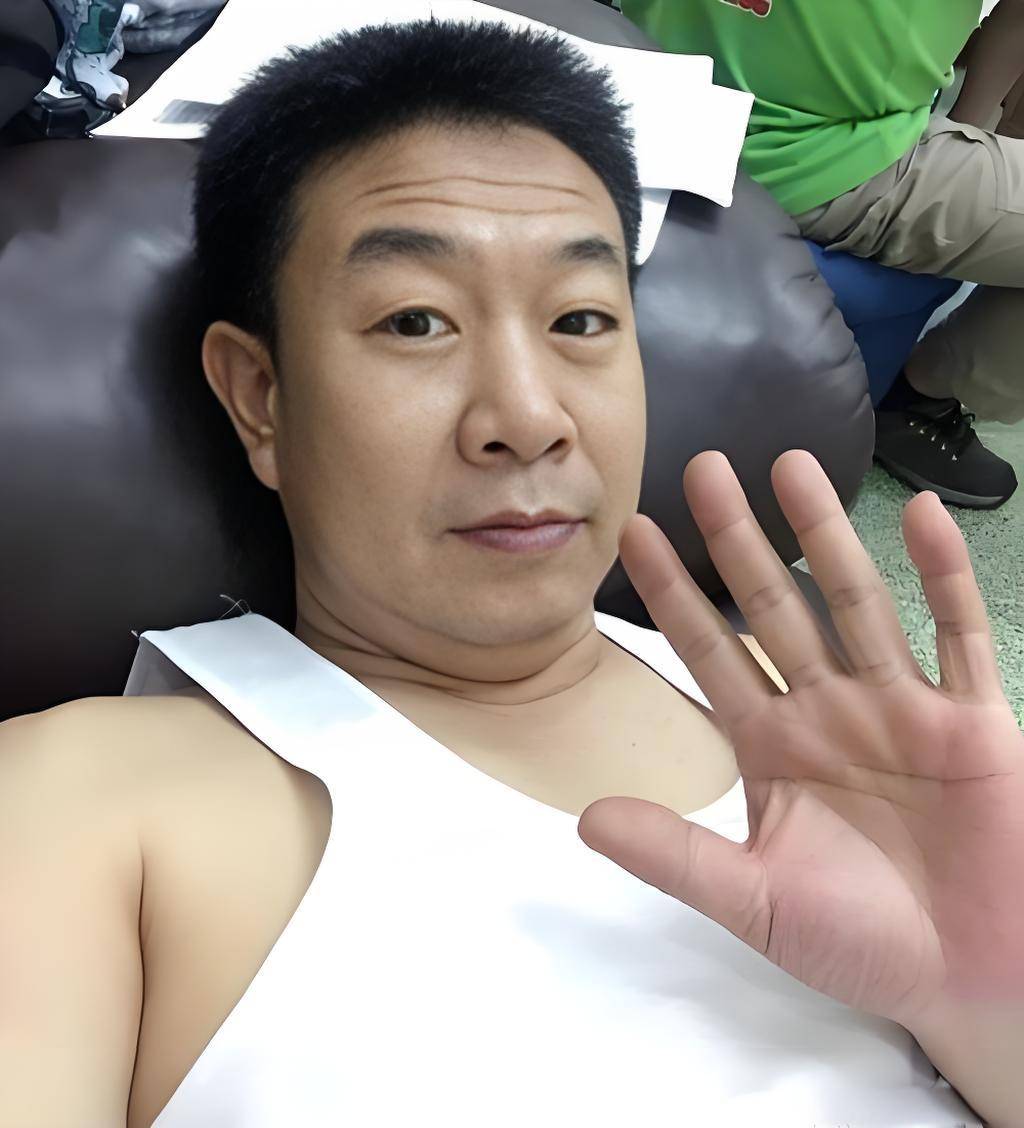 51岁"老作"张和平全家福:结婚多年早已生子,妻子远不如华女美