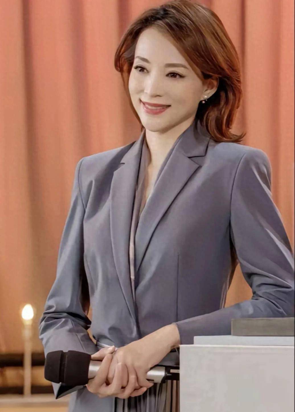 董卿现身上海看话剧,跟曹可凡辛柏青合照,她穿风衣知性有气质