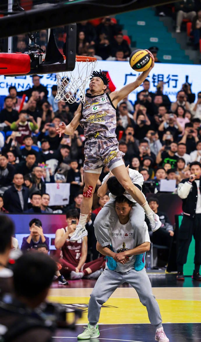 张镇麟强敌两记满分！战胜NBA扣篮王，39岁飞跃7人到NBA也是满分
