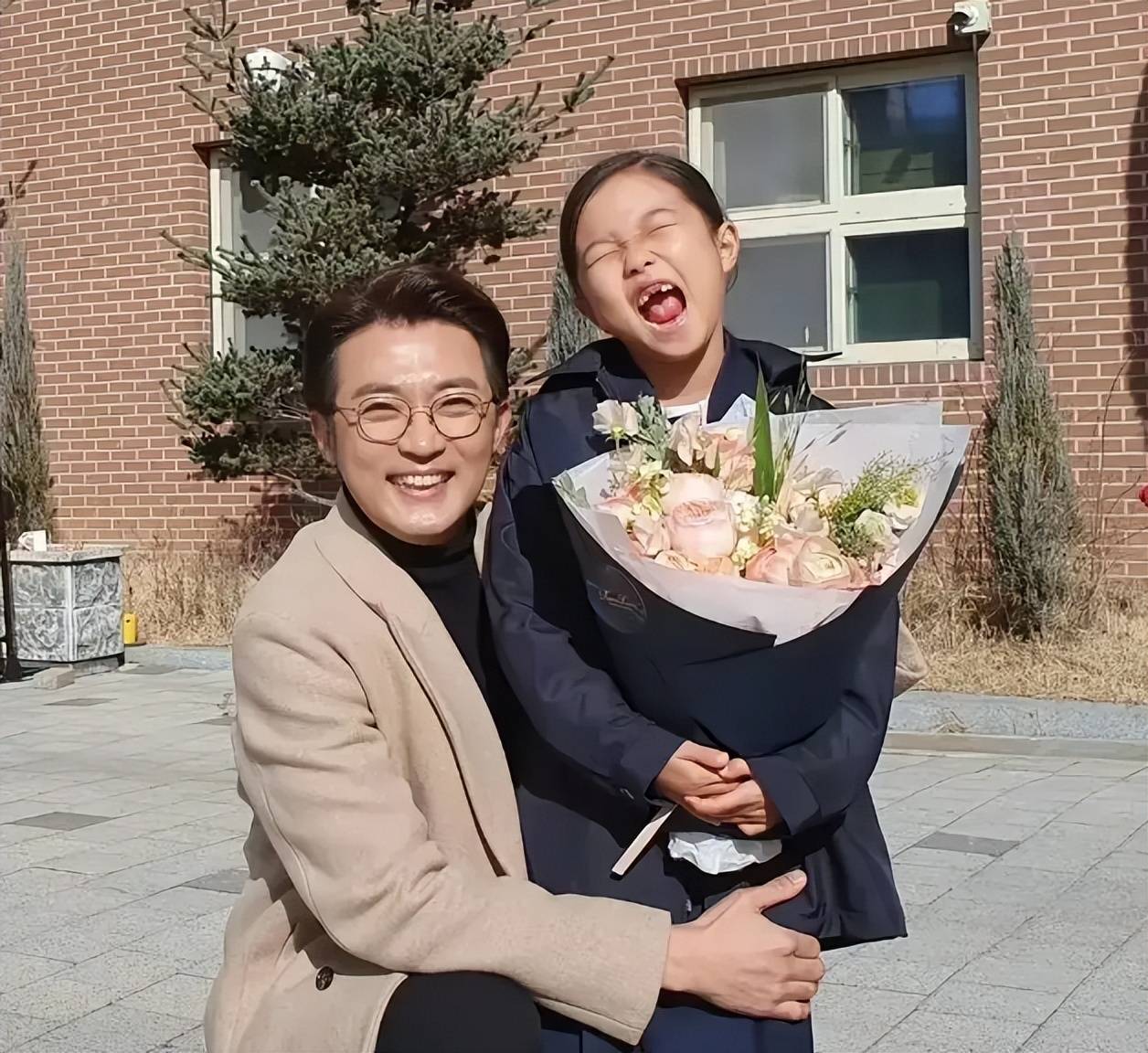 他曾是韩国娱乐圈顶流,在中国也深受欢迎,如今54岁仍帅气如初_安在旭