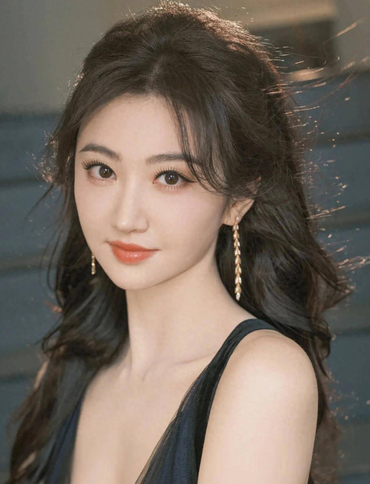 景甜深v露背写真,白皙明艳,37岁还像少女一样