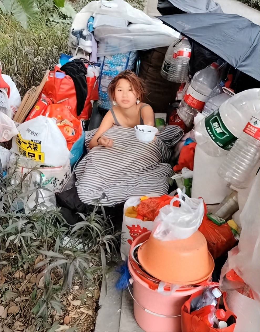 流浪街头,貌美如花还单身,与母亲一起被男子带回家